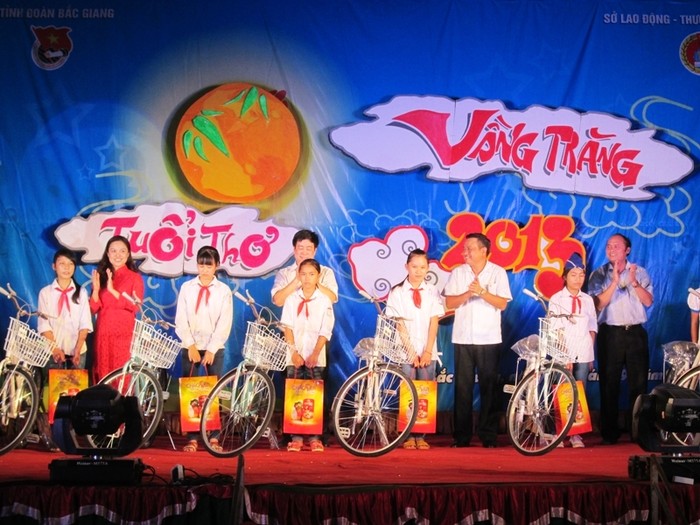 Các đồng chí Lãnh đạo tỉnh tặng xe đạp trong đêm hội trăng rằm 2013